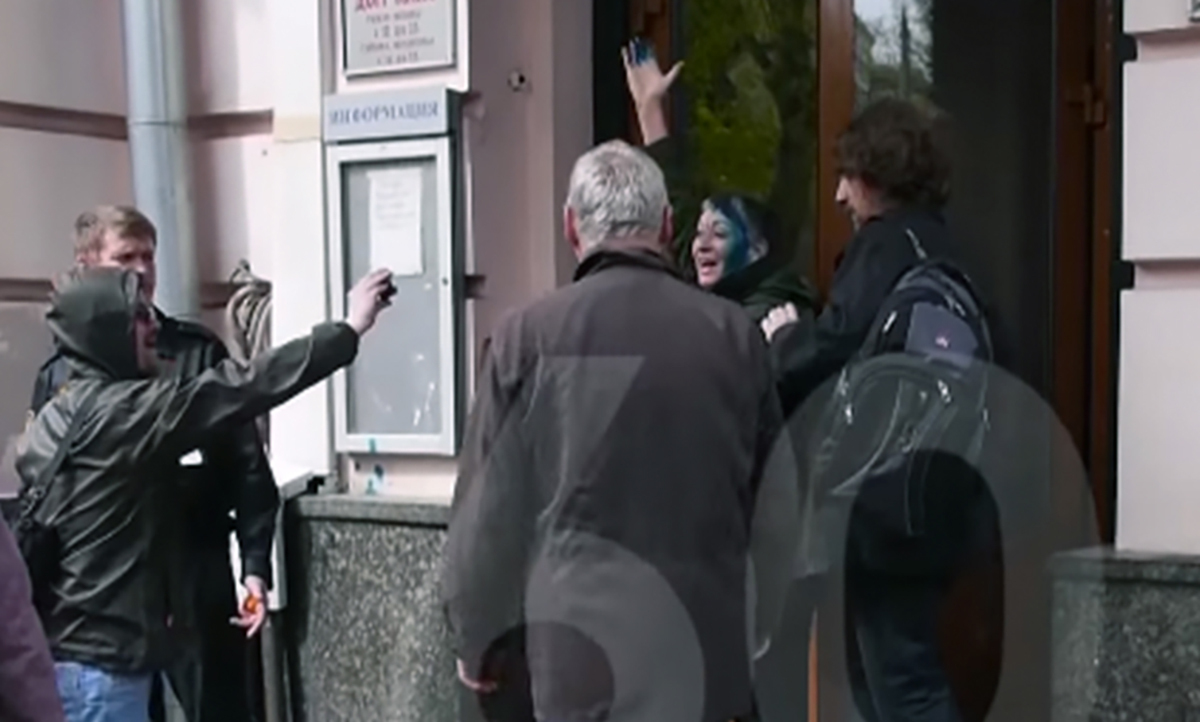 Нападение участников движения НОД на гостей и участников конкурса исторических исследовательских работ старшеклассников «Человек в истории. Россия — ХХ век» международного фонда «Мемориал». Облитая зеленкой писательница Людмила Улицкая, Дом кино в Москве, 28 апреля 2016 года. Фото: скриншот видео / YouTube