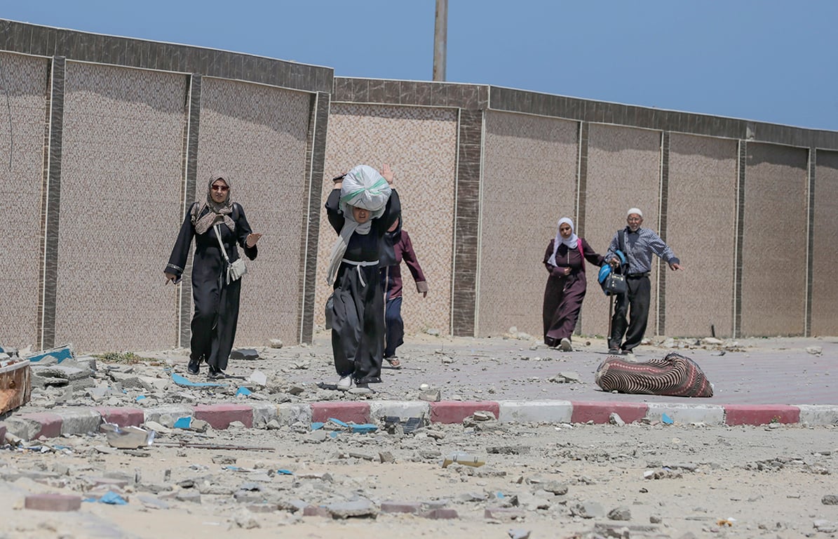Палестинские беженцы идут по дороге Аль-Рашид, сектор Газа, 14 апреля 2024 года. Фото: Mohammed Saber / EPA