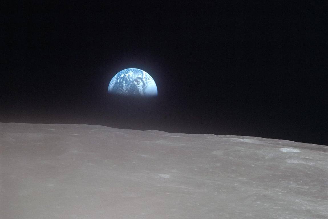 Восход Земли над поверхностью Луны, сфотографированный астронавтами миссии «Аполлон-16», 19 апреля 1972 года. Фото:  NASA