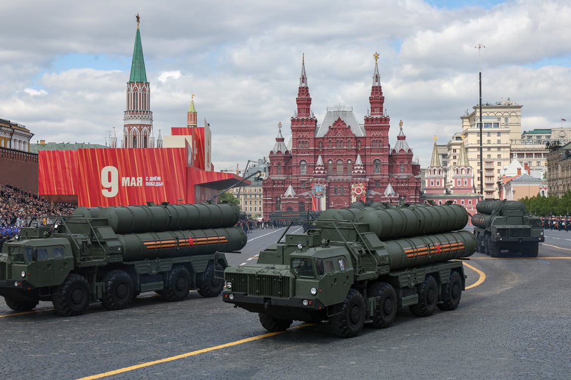 Российские зенитно-ракетные комплексы С-400 «Триумф» участвуют в параде в честь 80-й годовщины Победы на Красной площади, Москва, 9 мая 2025 года. Фото: Максим Шипенков / EPA
