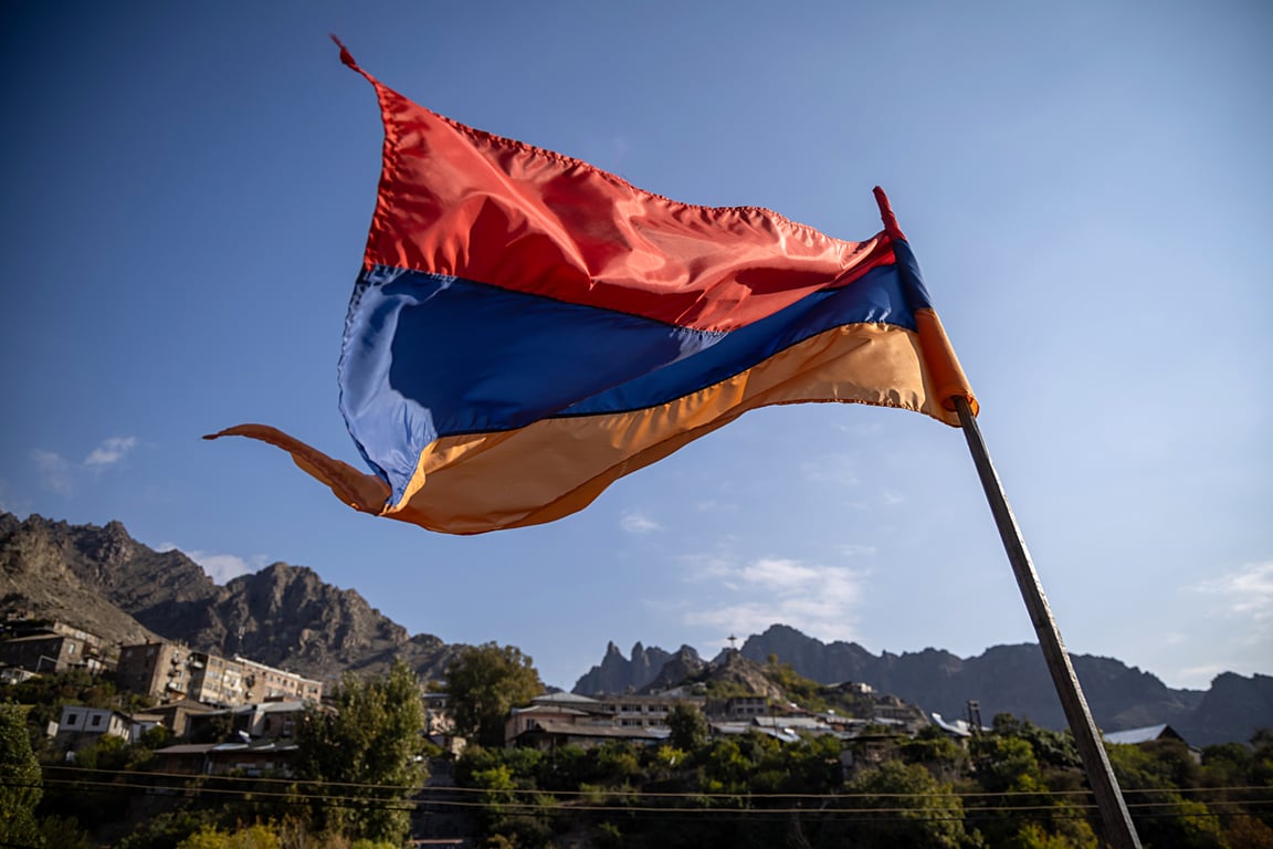 Государственный флаг Армении на фасаде Центра искусств в Мегри, Сюникская область, Армения, 15 октября 2025 года. Фото: Christophe Petit Tesson / EPA