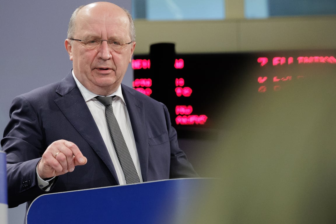 Еврокомиссар по обороне и космосу Андрюс Кубилюс на пресс-конференции в Брюсселе, Бельгия, 25 марта 2026 года. Фото: Olivier Matthys / EPA