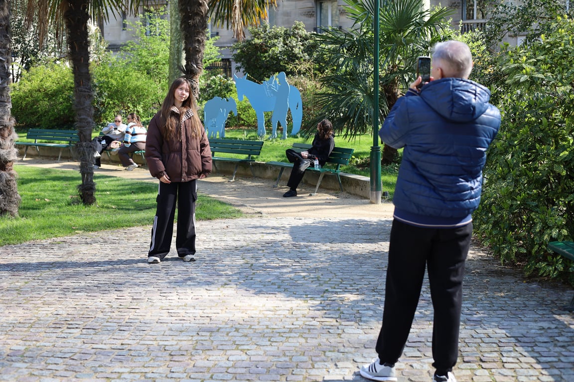 Алексей и Мария Москалевы в парижском парке. Фото: Юлия Канева / «Новая Газета Европа»