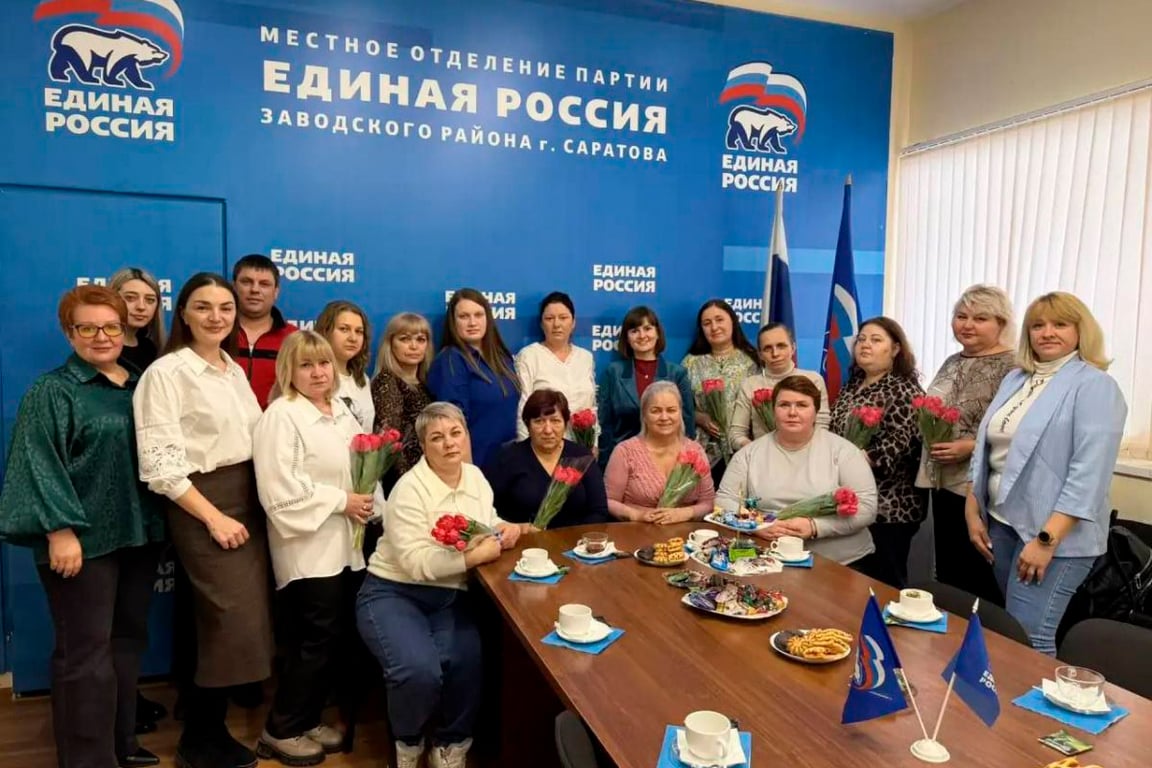 Участницы акции «Цветы мамам Героев» в Саратове, 5 марта 2026 года. Фото: «Единая Россия»