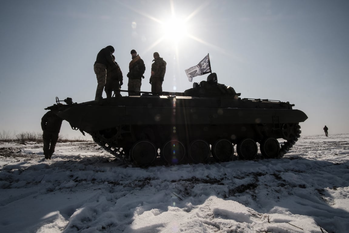 Ukrainian infantrymen train with a BMP-2 amphibious infantry fighting vehicle at an undisclosed location near the Bakhmut front, in eastern Ukraine’s Donetsk region, 27 February 2025. Photo: EPA / Maria Senovilla