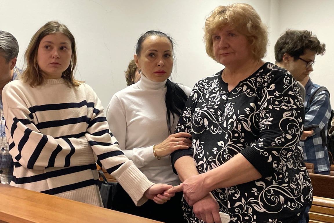 Мать Артема Тамара Хорошилова (в центре), Александра Попова (жена политзаключенного Артема Камардина, слева) и Юлия Кузнецова (адвокат политзаключенных, в центре). Фото предоставлено изданием The Insider