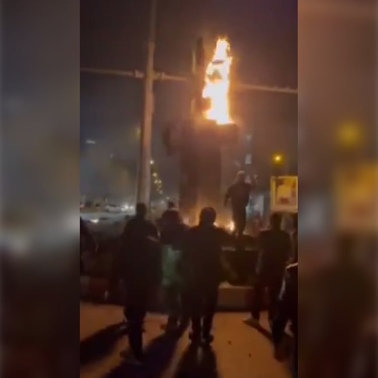 Поджег протестующими статуи в Иране. Фото: соцсеть X / Omid9