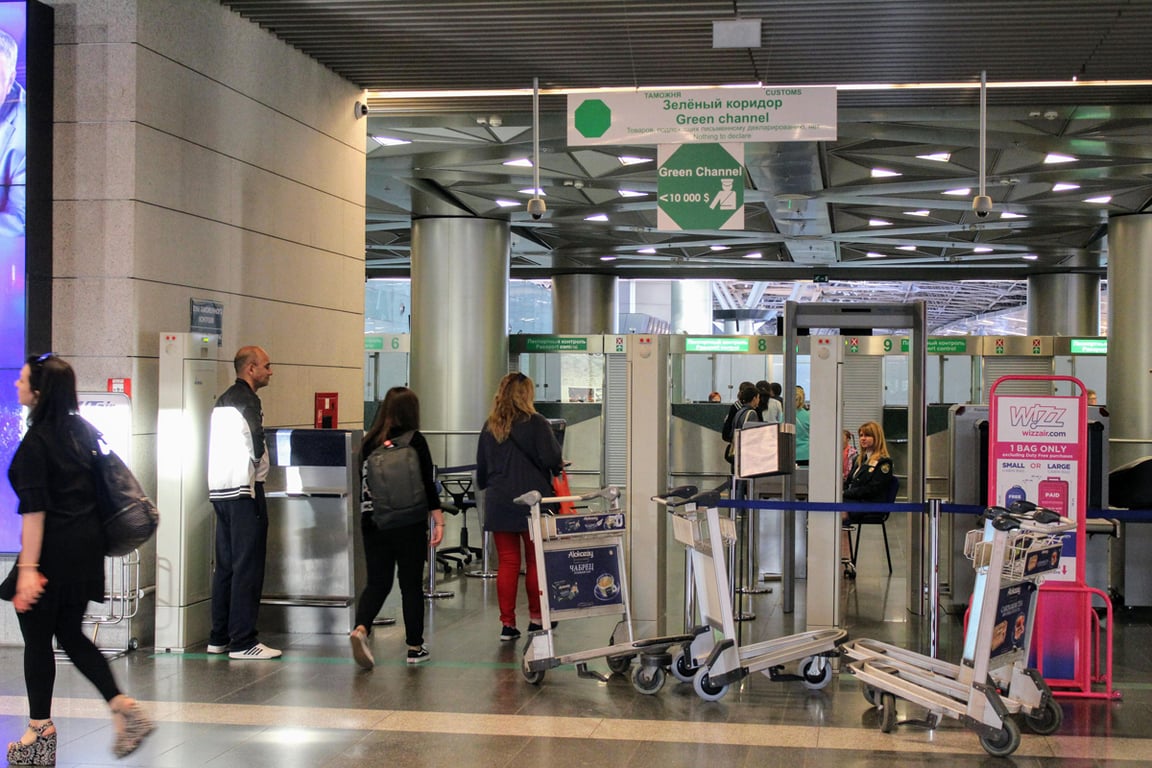 Сотрудник таможенной службы проверяет вещи пассажиров в аэропорту Кольцово. Фото: Марина Молдавская / Коммерсантъ / Sipa USA / Vida Press