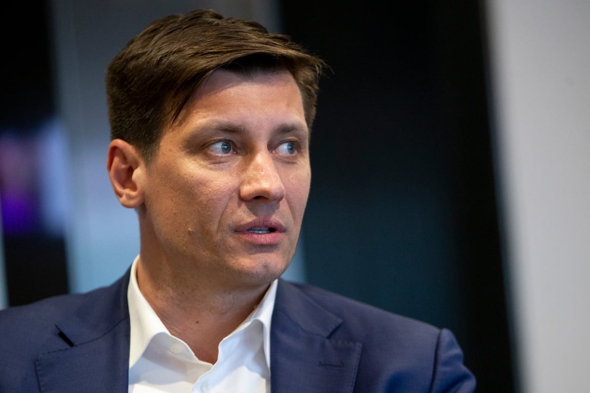 Дмитрий Гудков выступает на встрече в Софии, Болгария, 19 февраля 2022 года. Фото: AP Photo / Scanpix / LETA