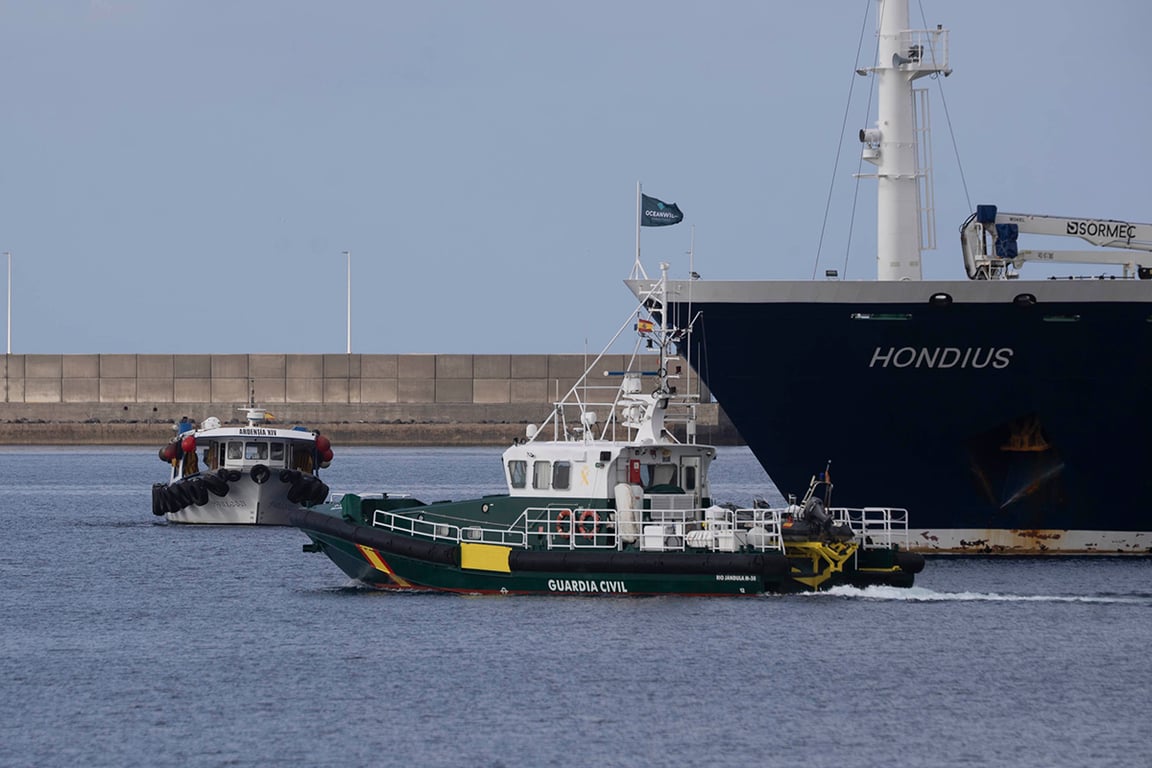 Подготовка к высадке пассажиров с голландского круизного лайнера MV Hondius в порту Гранадилья-де-Абона, Испания, 10 мая 2026 года. Фото: Miguel Barreo / EPA