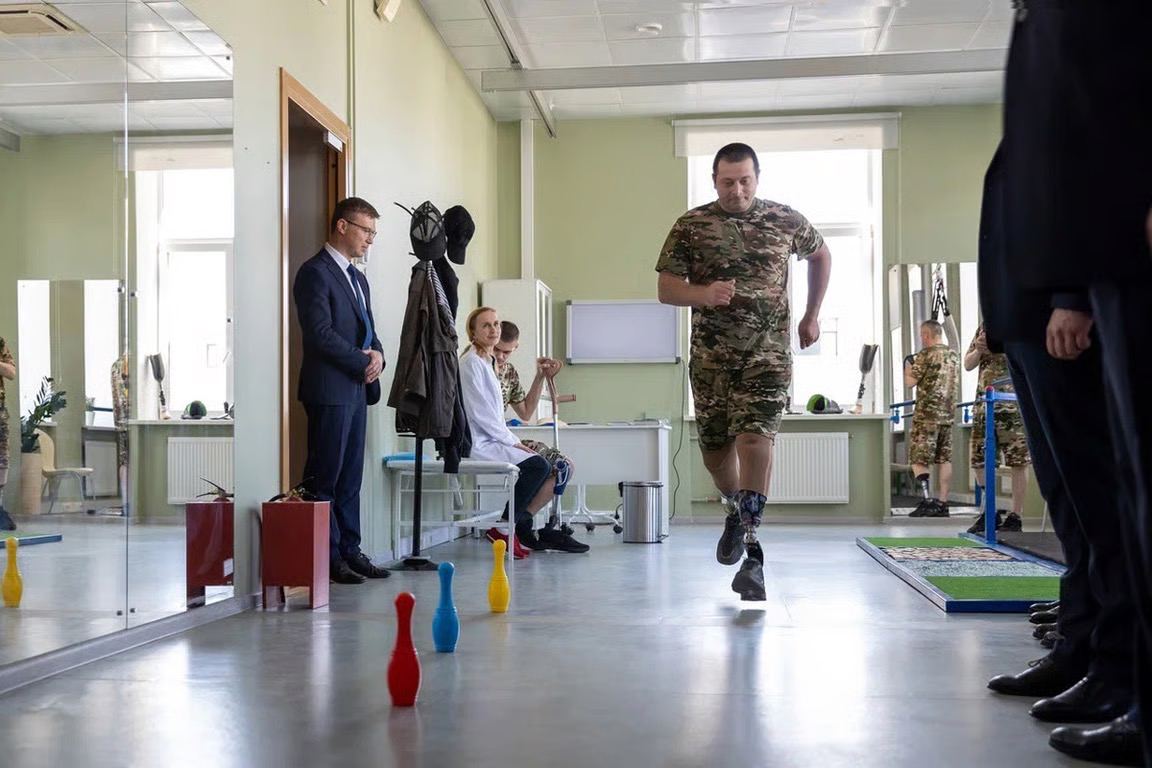 A veteran assisted by Defenders of the Fatherland at a prosthetics centre in St Petersburg, 27 May, 2025. Photo: Defenders of the Fatherland