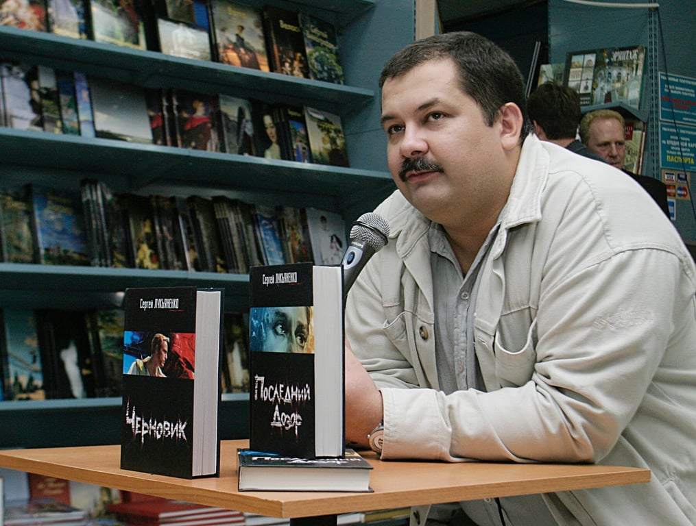 Сергей Лукьяненко представляет свою книгу «Последний Дозор» на фестивале в Московском доме книги, 11 августа 2006 года. Фото: Алексей Панов / Спутник / Profimedia