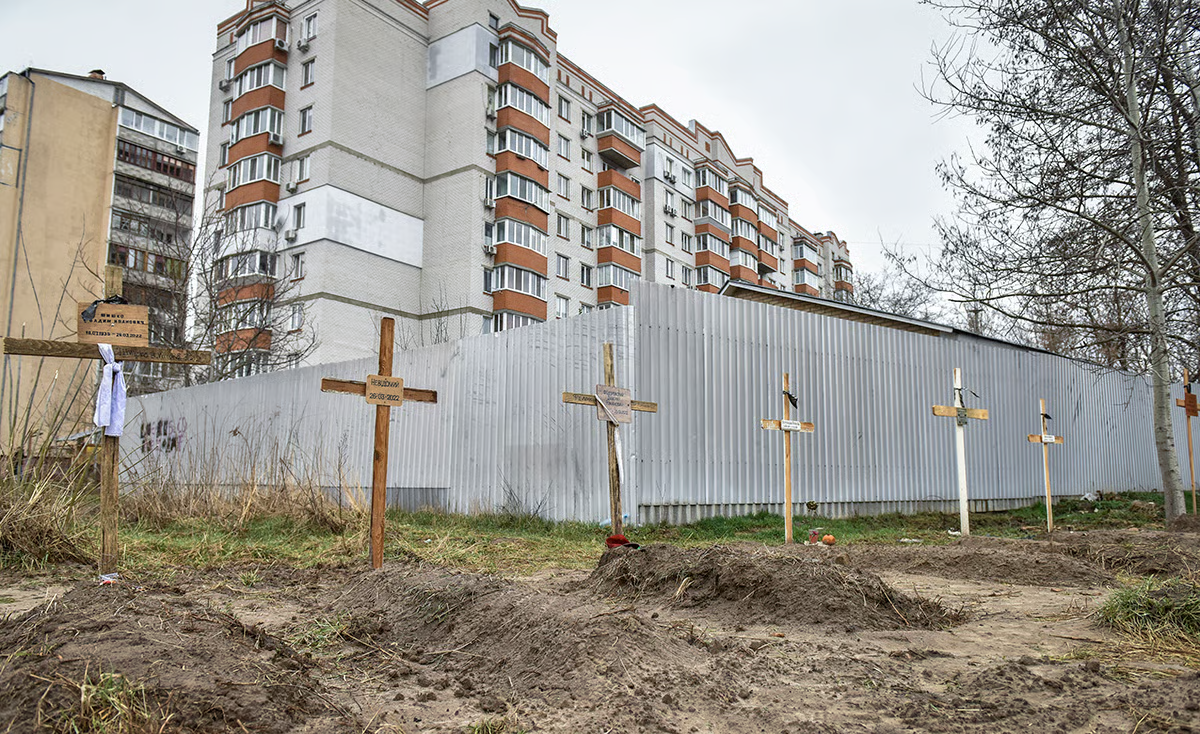 The graves of local residents killed during the Russian occupation of the Kyiv region town of Bucha, Ukraine, 2 April 2022. Photo: Oleg Petrasyuk / EPA