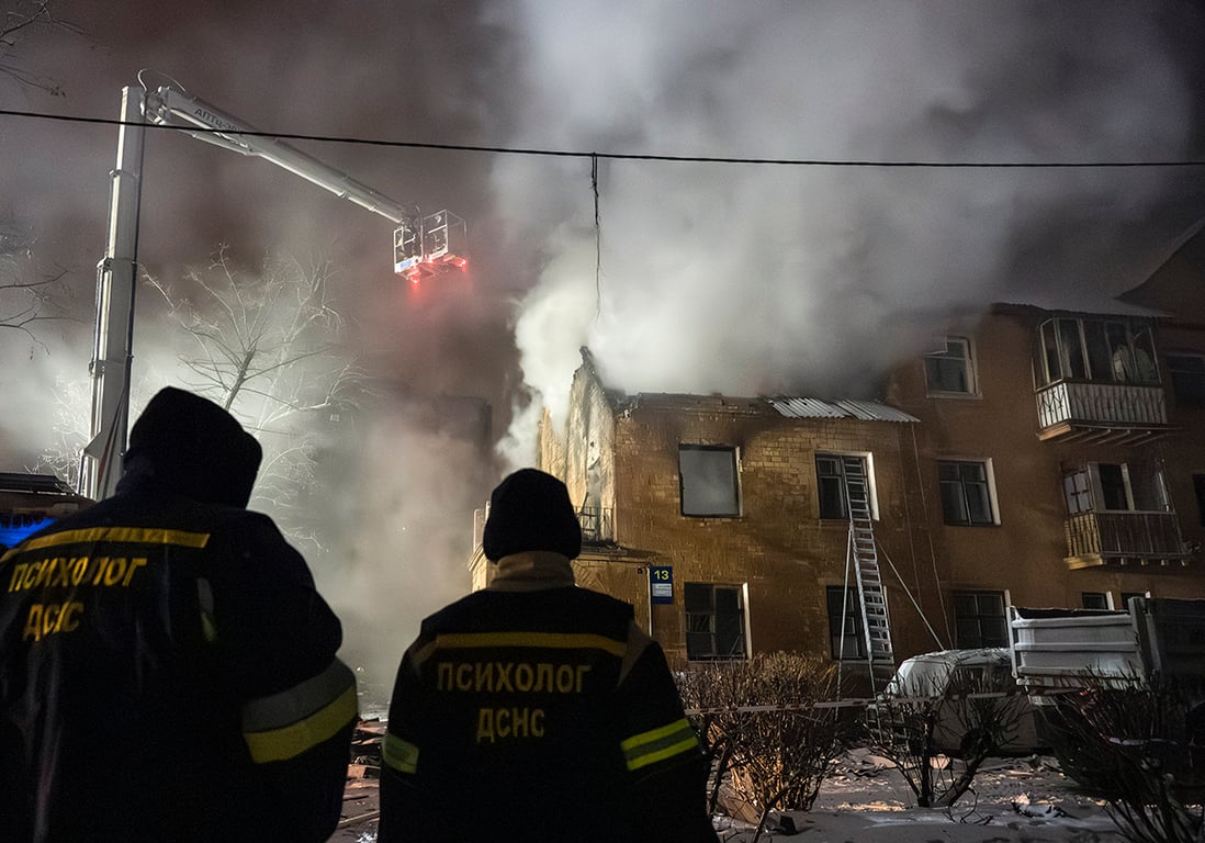 Украинские спасатели работают на месте российского обстрела жилого дома в Киеве, Украина, 9 января 2026 года. Фото: Maxym Marusenko / EPA