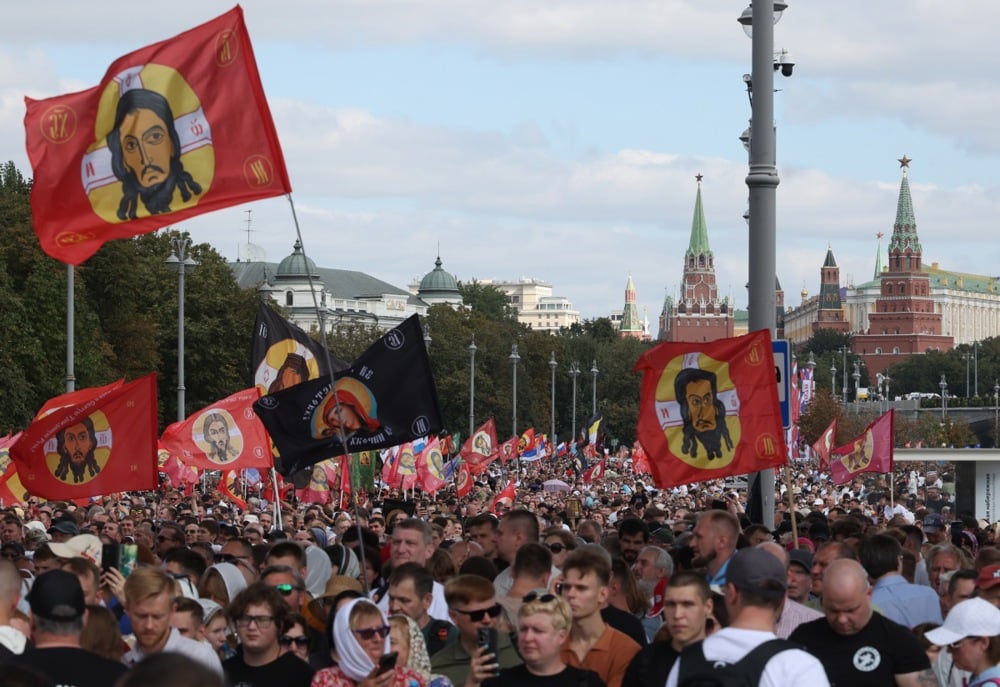 Russian Orthodox believers take part in a Moscow-wide religious procession as part of the Council of Moscow Saints celebrations, on 7 September 2025. Photo: EPA/MAXIM SHIPENKOV