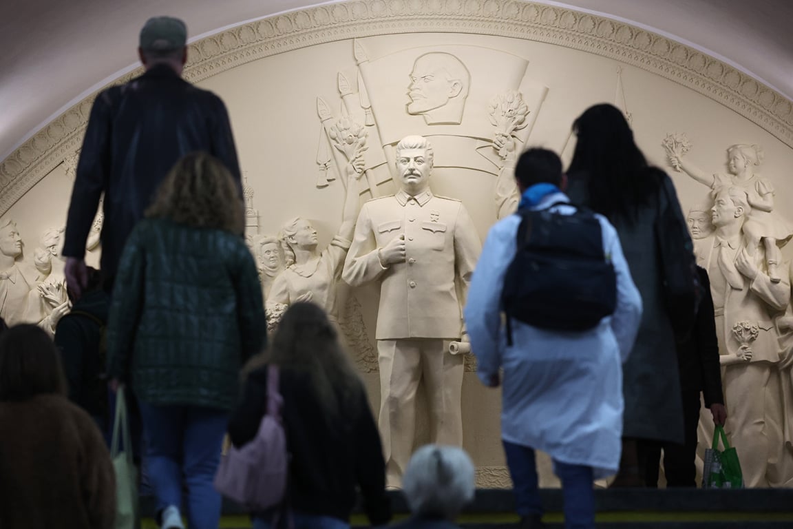 Горельеф с Иосифом Сталином, станция метро «Таганская» в Москве, Россия, 15 мая 2025 года. Фото: Максим Шипенков / EPA