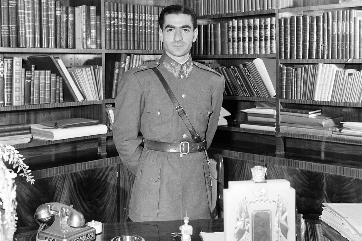 Шах Ирана Мохаммед Реза Пехлеви в своём кабинете в Тегеране, Иран, 30 апреля 1946 года. Фото: Tom Fitzsimmons / AP / Scanpix / LETA