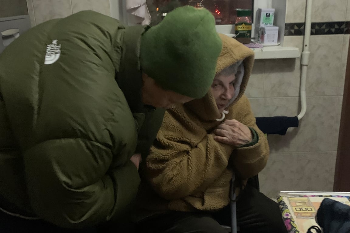 Пенсионерка Майя Колесникова в своей квартире без отопления, электричества и воды, Киев, Украина. Фото: Ольга Мусафирова / «Новая Газета Европа»