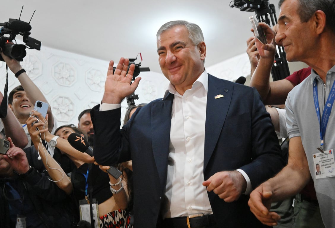 Лидер партии «Сильная Армения» Самвел Карапетян покидает избирательный участок после голосования на парламентских выборах, Ереван, Армения, 7 июня 2026 года. Фото: Юрий Кочетков / Спутник / Imago Images / Scanpix / LETA