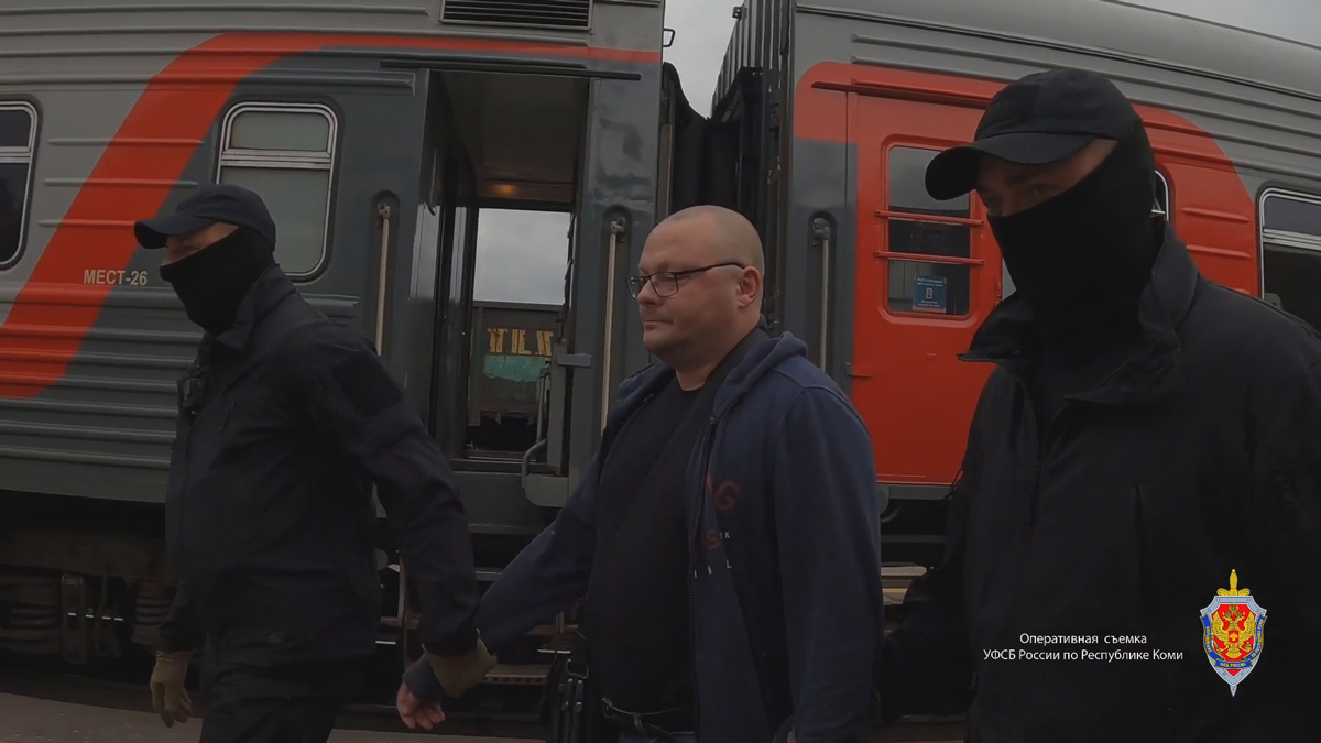 Геннадий Калашников в сопровождении силовиков. Фото: УФСБ России по Республике Коми