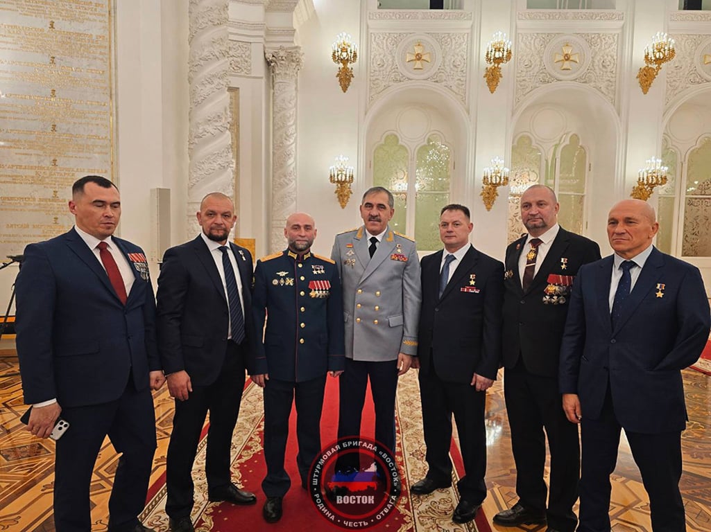 Борис Нижевенок с позывным Зомби — третий справа. Фото: ШБр Восток / Telegram