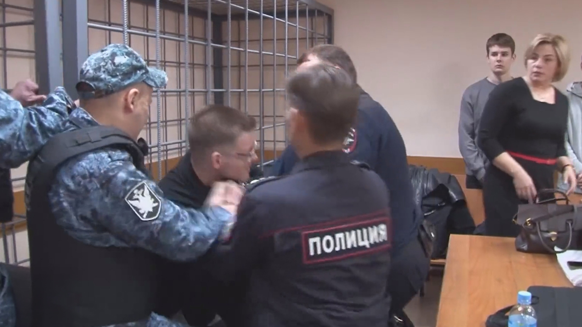Полицейские скручивают Андрея Морозцева в зале суда после попытки суицида. Скриншот из видео:  НТВ