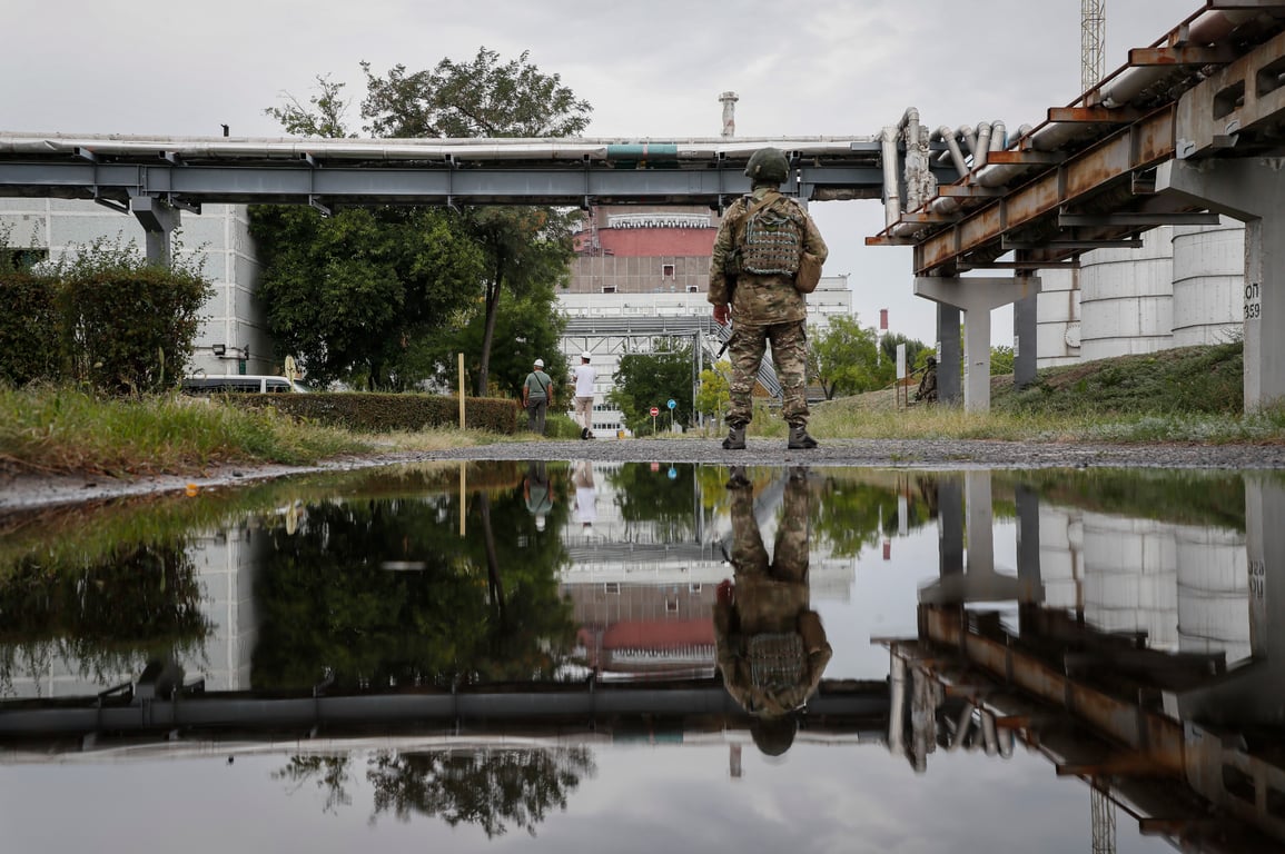 A Russian servicemen stands guard at the Zaporizhzhia Nuclear Power Plant in Enerhodar, southeastern Ukraine, 1 September 2022. Photo: EPA / Yuri Kochetkov