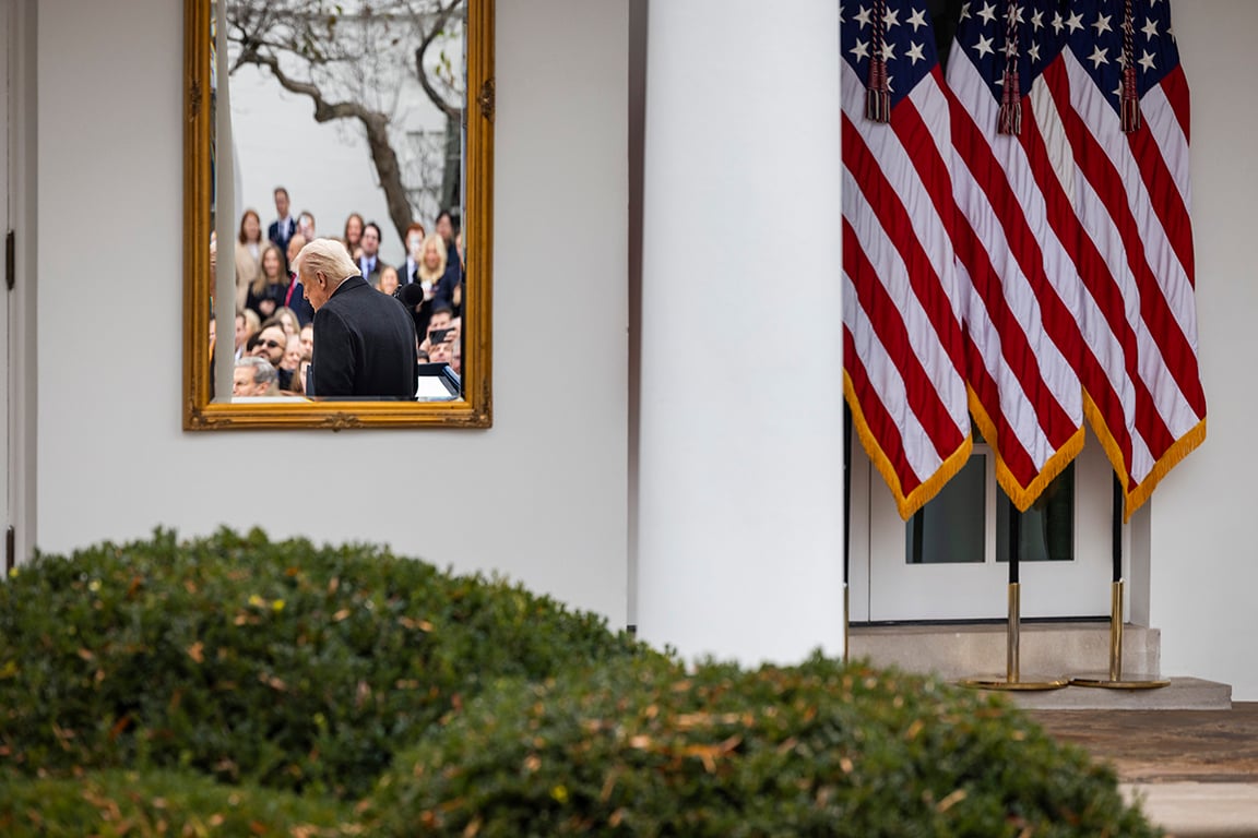 Президент США Дональд Трамп готовится помиловать индейку по кличке Гоббл в розовом саду Белого дома в Вашингтоне, округ Колумбия, США, 25 ноября 2025 года. Фото: Jim Lo Scalzo / EPA