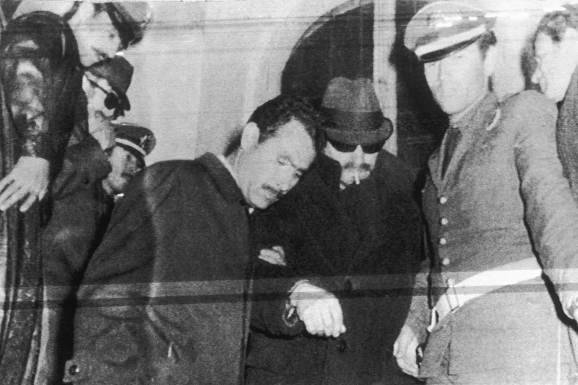 Пранаc Бразинскас, угонщик советского самолёта, выходит из полицейского участка после допроса, Трабзон, Турция, 16 октября 1970 года. Фото: AP Photo / Scanpix / LETA