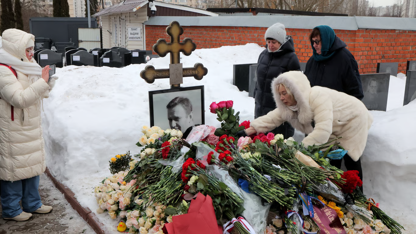 Lyudmila Navalnaya (C), mother of Alexey, and his mother-in-law, Alla Abrosimova (R), visit his grave on the second anniversary of his death, Moscow, Russia, 16 February 2026. Photo: EPA / MAXIM SHIPENKOV