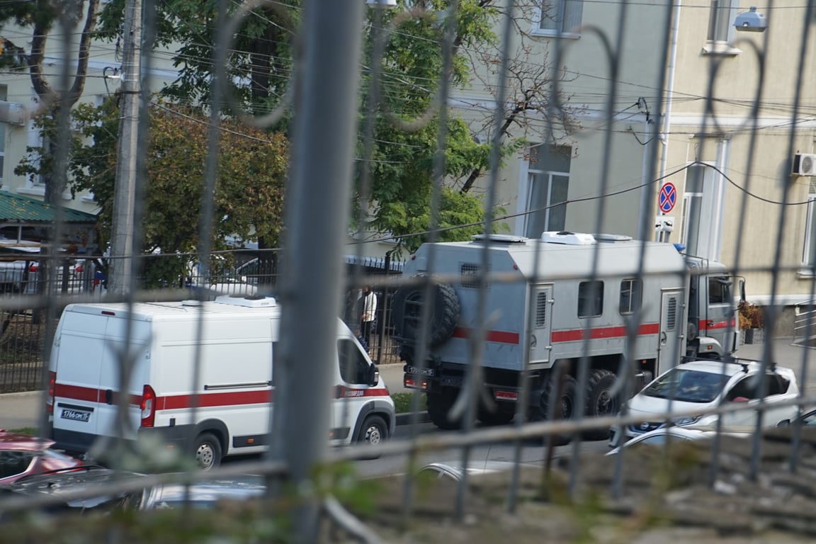 Автомобили Росгвардии у Киевского районного суда в Симферополе. Фото: «Крымская инициатива»