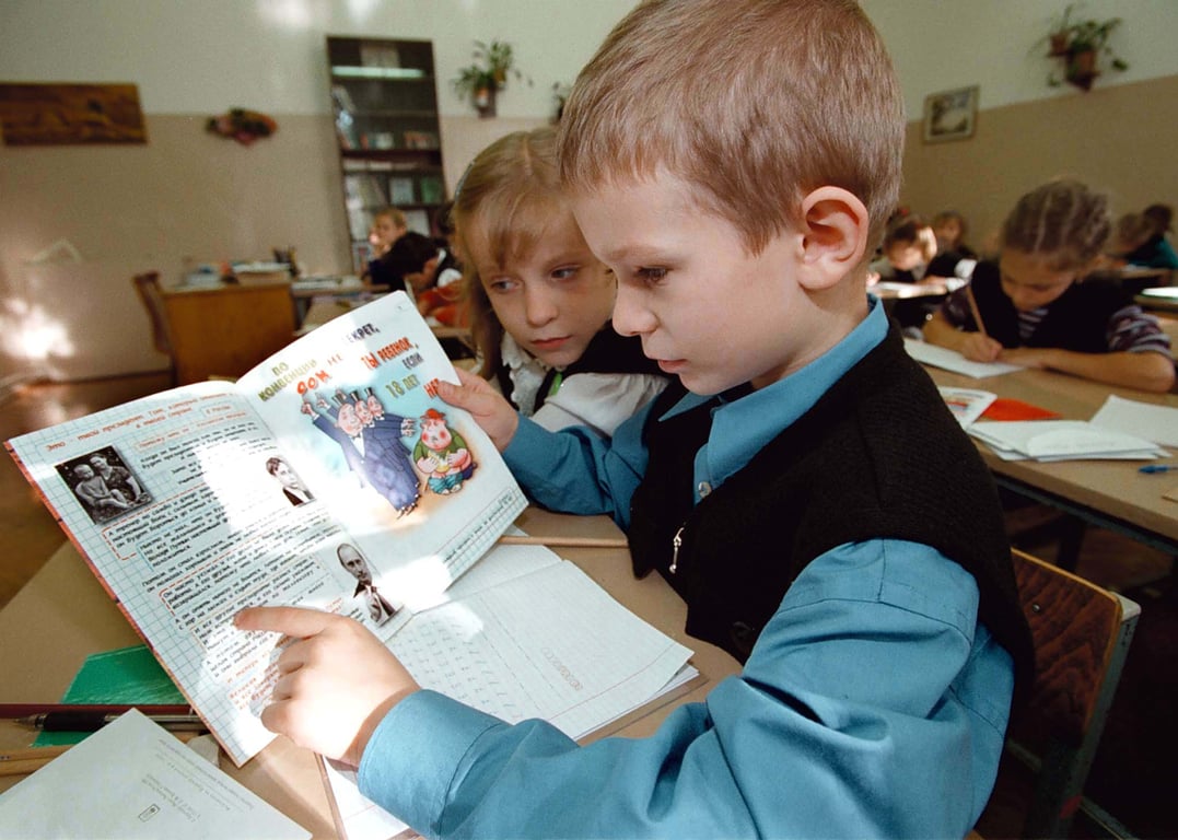 Ученики первого класса читают краткую биографию Владимира Путина на уроке в школе, Санкт-Петербург, 29 сентября 2000 года. Фото: Reuters / Scanpix / LETA