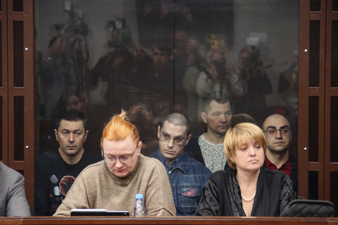 Дмитрий Тяжелых (слева), Артем Азатьян (в центре), Александр Былин (третий справа) и Георгий Азатьян (справа) во время заседания суда по делу о теракте на Крымском мосту в 2022 году в Южном окружном военном суде в Ростове-на-Дону, 12 февраля 2025 года. Фото: Василий Дерюгин / Коммерсантъ / Sipa USA / Vida Press