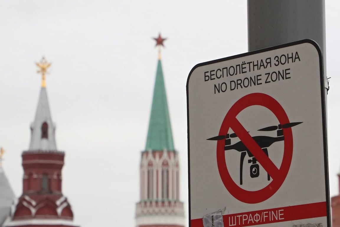 Знак, запрещающий полёт беспилотников, Москва, 1 ноября 2022 года. Фото: Максим Шипенков / EPA