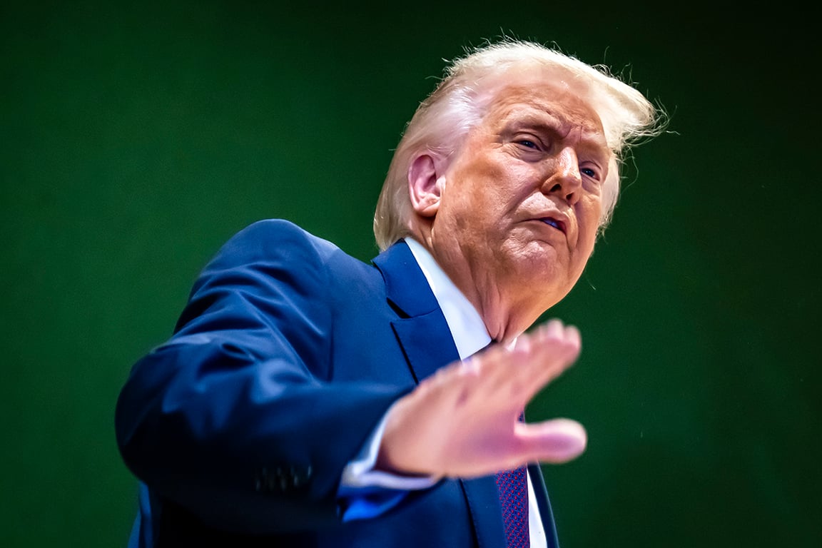 Дональд Трамп после церемонии подписания учредительного устава на заседании «Совета мира» во время 56-й ежегодной встречи Всемирного экономического форума (ВЭФ) в Давосе, Швейцария, 22 января 2026 года. Фото: Laurent Gillieron / EPA