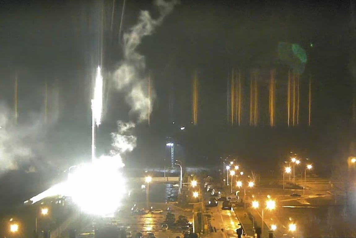 Кадр с записи камеры наблюдения, опубликованный на YouTube Запорожской атомной электростанцией, показывает момент падения осветительной ракеты на территорию станции во время обстрела, Украина, 4 марта 2022 года. Фото: Запорожская АЭС