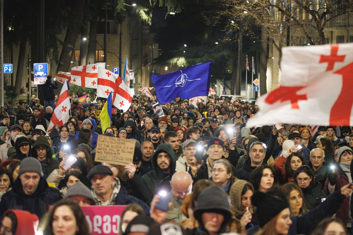 Протестующие маршируют по центру Тбилиси после публикации BBC, Грузия, 6 декабря 2025 года. Фото: Sébastien Canaud / NurPhoto / Shutterstock / Rex Features / Vida Press