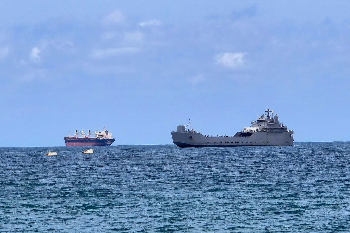 Корабль ВМС Израиля (справа) конвоирует судно в порт Ашдода после перехвата Флотилии, направлявшейся в сектор Газа, 20 мая 2026 года. Фото: Nir Kafri / AFP / Scanpix / LETA