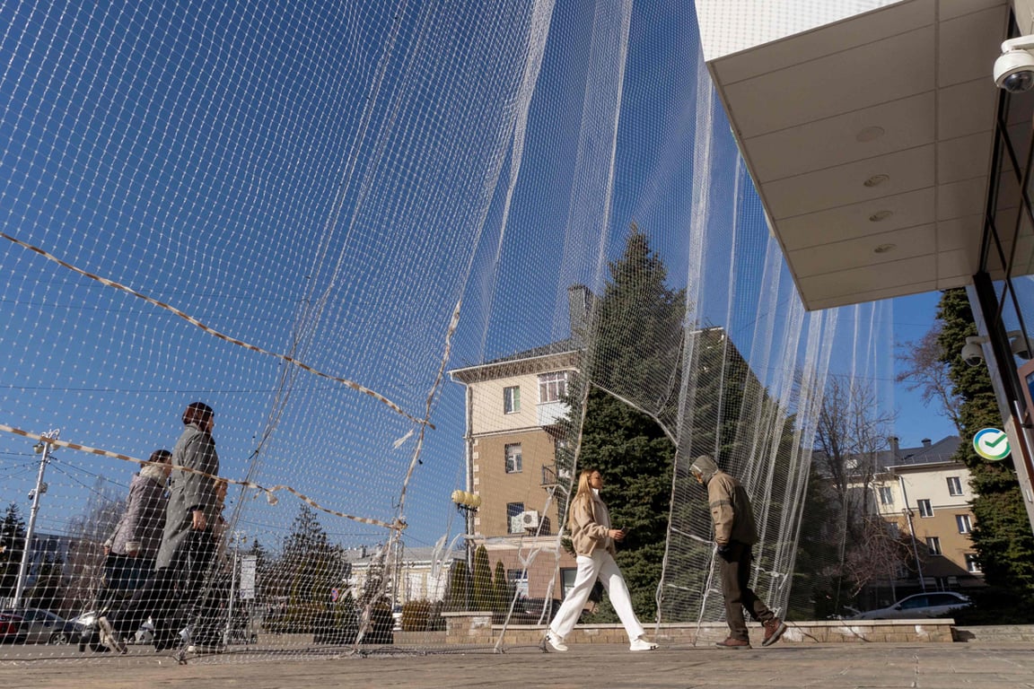 Антидроновая сетка на входе в отделение банка в Белгороде, 12 марта 2026 года. Фото: Андрей Бородулин / AFP / Scanpix / LETA