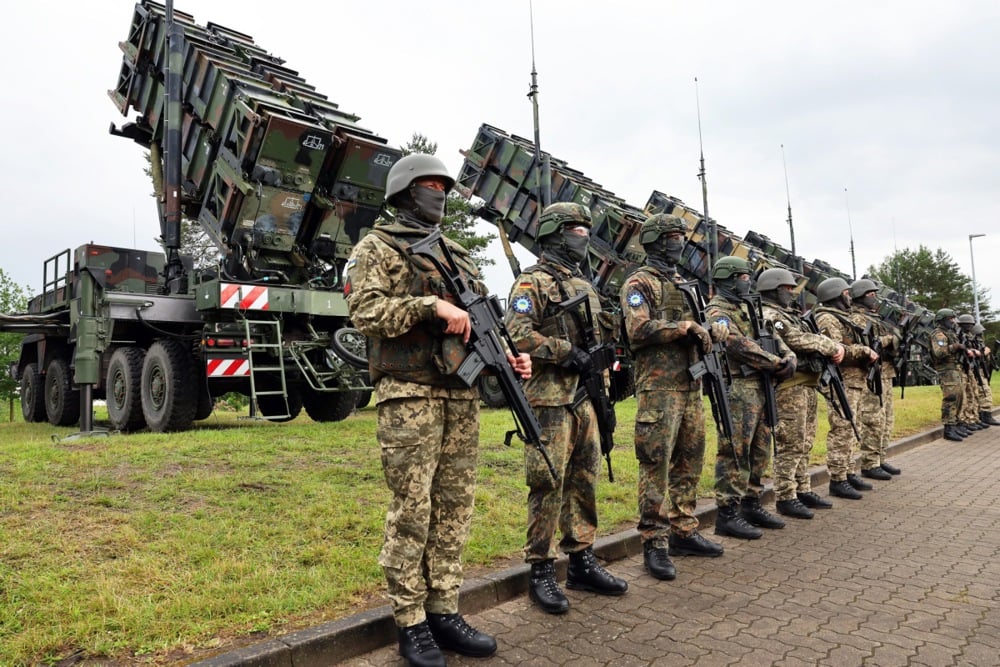 German and Ukrainian soldiers stand in front of Patriot anti-aircraft missile systems during the visit of Ukrainian President Volodymyr Zelensky to a military training area in Germany, 11 June 2024. Photo: EPA-EFE/JENS BUETTNER / POOL