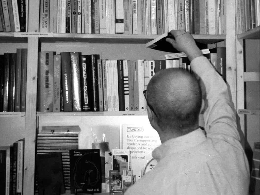 Tamizdat Project Book Corner в книжном магазине «Белый кролик». Фото: Misha Levit / Tamizdat Project / <a href="https://www.instagram.com/tamizdatproject/?e=05c63f48-86c3-4116-acad-8c06a954747b&amp;g=5" target="_blank">Instagram</a><a href="https://www.instagram.com/tamizdatproject/?e=05c63f48-86c3-4116-acad-8c06a954747b&amp;g=5" target="_blank"></a>
