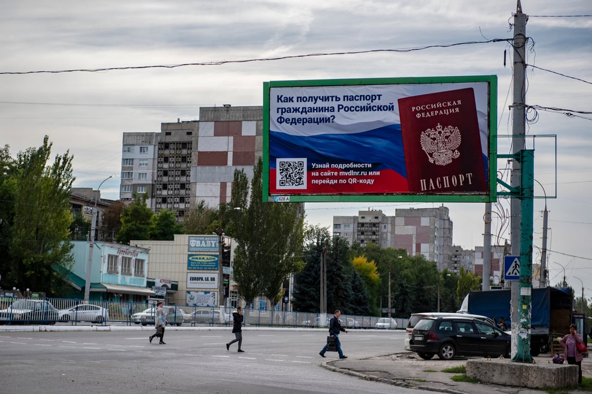 Пропагандистский билборд с рекламой получения российского гражданства в Луганске, Украина, 22 сентября 2022 года. Фото: AP Photo / Scanpix / LETA