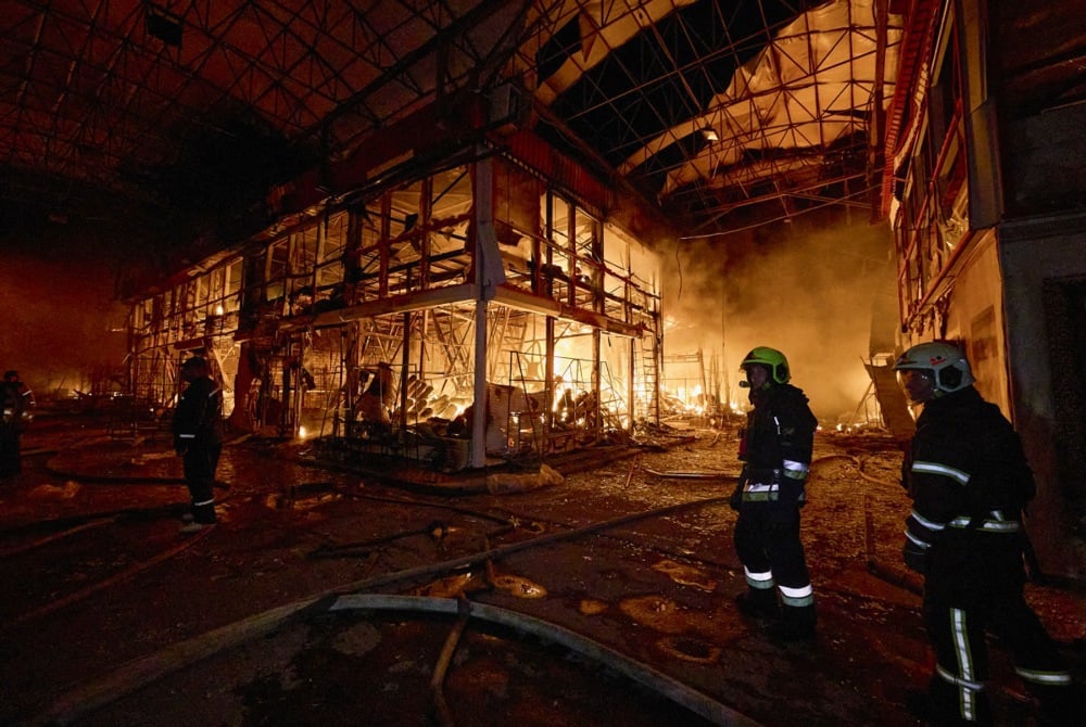 Ukrainian rescuers work to extinguish a fire at the site of a Russian strike on a marketplace in Kharkiv, northeastern Ukraine, 1 October 2025, Photo: EPA/SERGEY KOZLOV