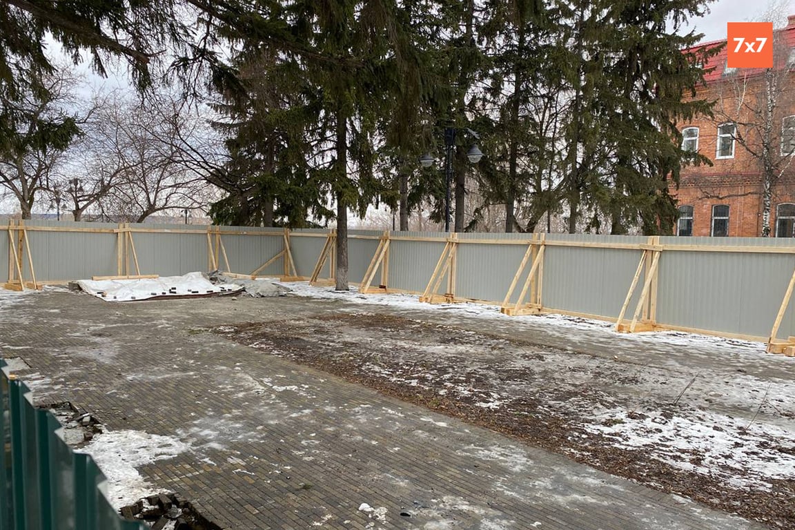 Сквер Памяти жертв политических репрессий, после демонтажа памятника, 19 апреля 2026 года. Фото:  «7х7»