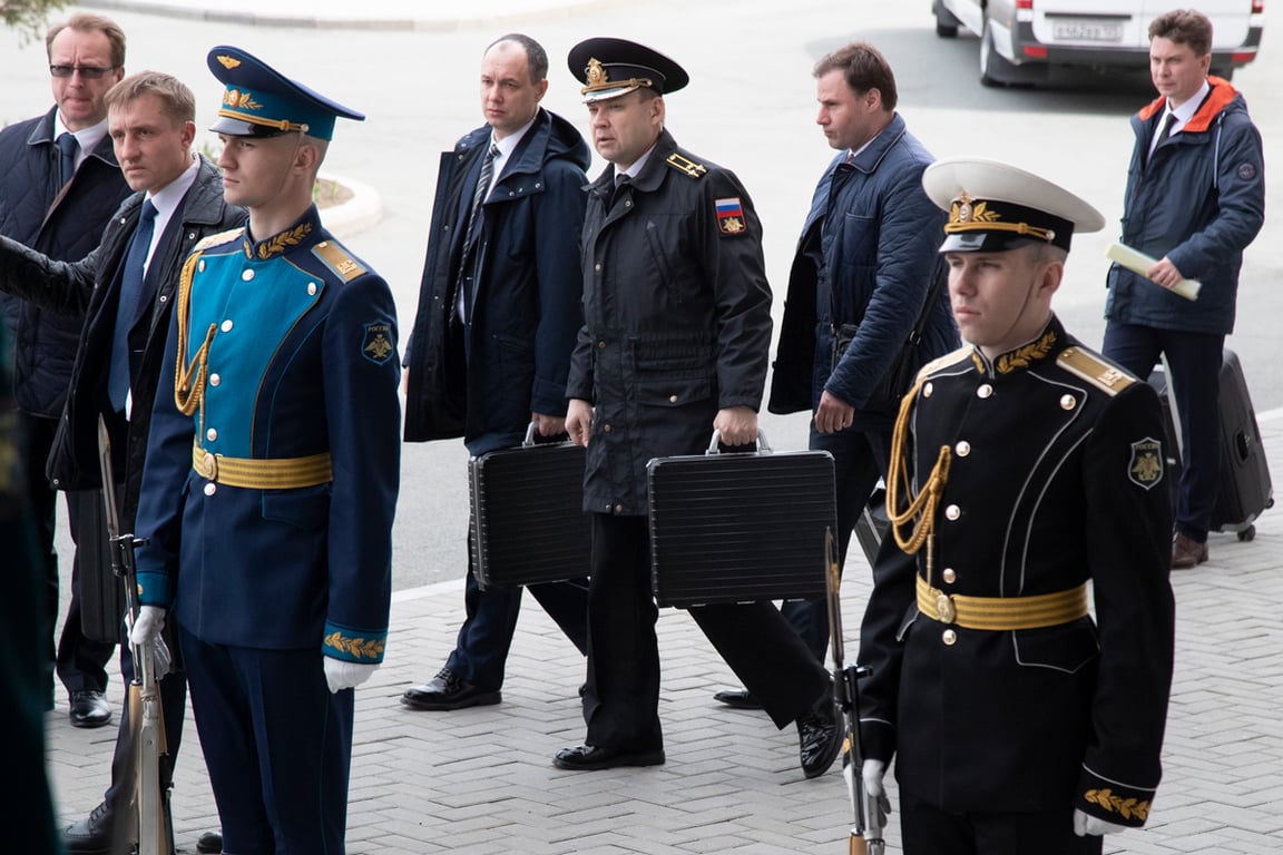 Капитан первого ранга Дмитрий Шумейко (второй слева) и полковники Сергей Ветошкин (четвертый слева) и Александр Щуцкий (пятый слева) с ядерными чемоданчиками во время переговоров Владимира Путина и Ким Чен Ына на Дальнем Востоке, 25 апреля 2019 года. Фото: Александр Земляниченко / AP / Scanpix / LETA