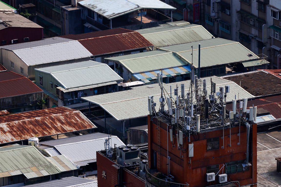 Передатчики базовой станции мобильной связи, установленные над жилым районом в Тайбэе, Тайвань, 30 сентября 2025 года. Фото: Ritchie B. Tongo / EPA