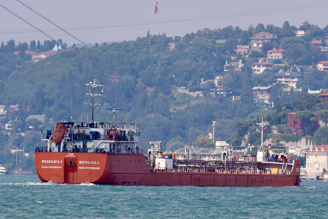 The Russian tanker MIDVOLGA-2 passes through the Bosphorus in Istanbul, Türkiye, on 15 August 2022. Photo: Yoruk Isik / Reuters / Scanpix / LETA