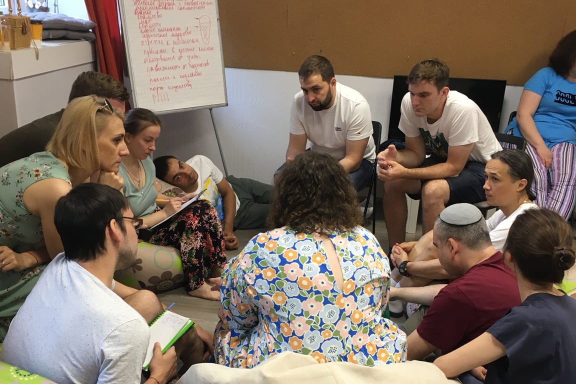 Занятие в Школе приемных родителей. Фото:  ИРСУ