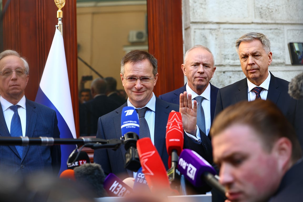 Владимир Мединский, возглавляющий российскую делегацию на мирных переговорах с Украиной, обращается к СМИ у Генконсульства России в Стамбуле, Турция, 15 мая 2025 года. Фото: Tolga Bozoglu / EPA