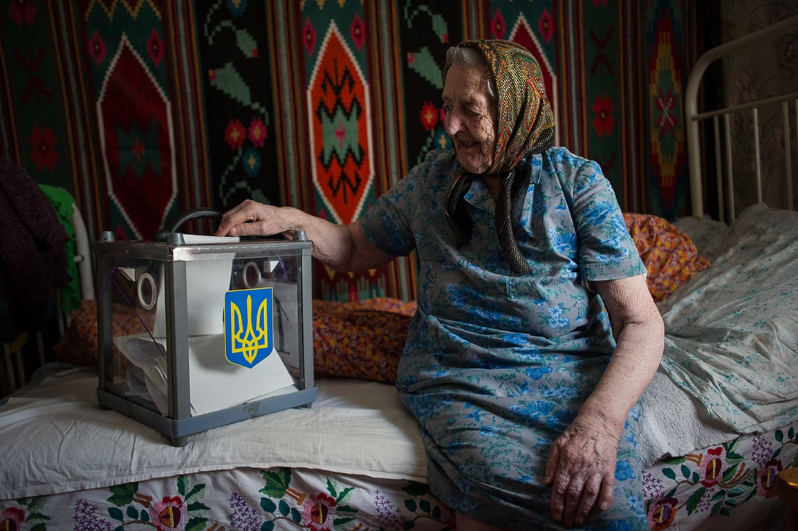 Пожилая женщина опускает свой голос в урну для голосования на президентских выборах в Украине, село Орана, Украина, 25 мая 2014 года. Фото: Алексей Фурман / EPA